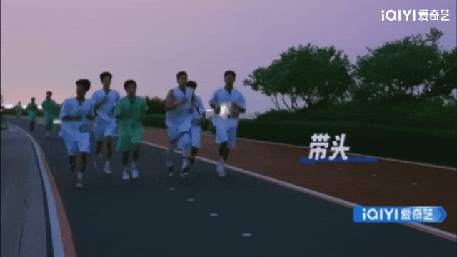 如何根据球员特点进行篮球轮换训练_1